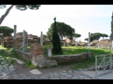 03026 ostia - regio i - insula xii - exedra (i,xii,3) - decumanus maximus - blick nach suedwesten.jpg